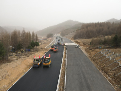 桓集高速02工區(qū)瀝青路面開(kāi)始鋪設(shè)